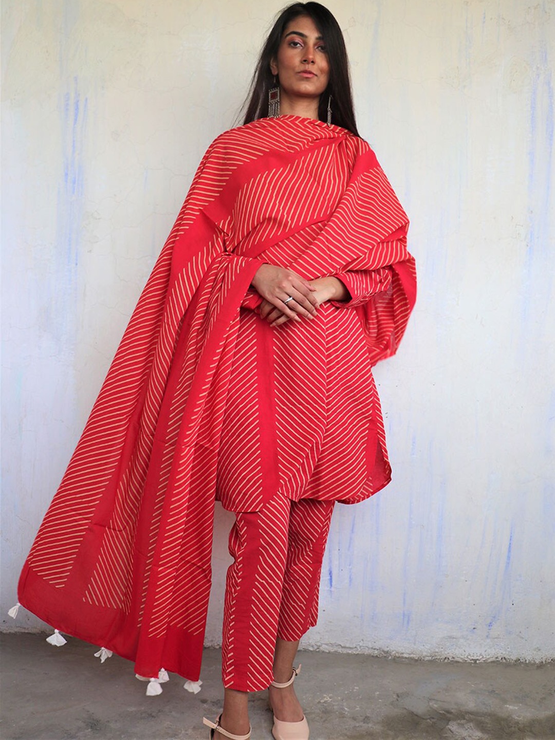 

Chidiyaa Women Red Striped Pure Cotton Kurta with Trousers