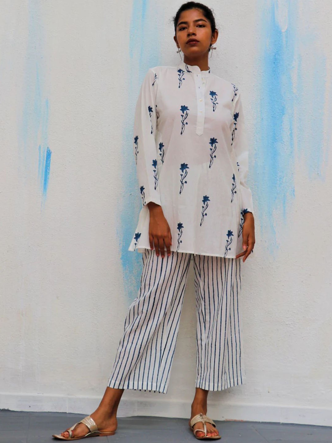 

Chidiyaa Women White Block Printed Pure Cotton Kurti with Trouser