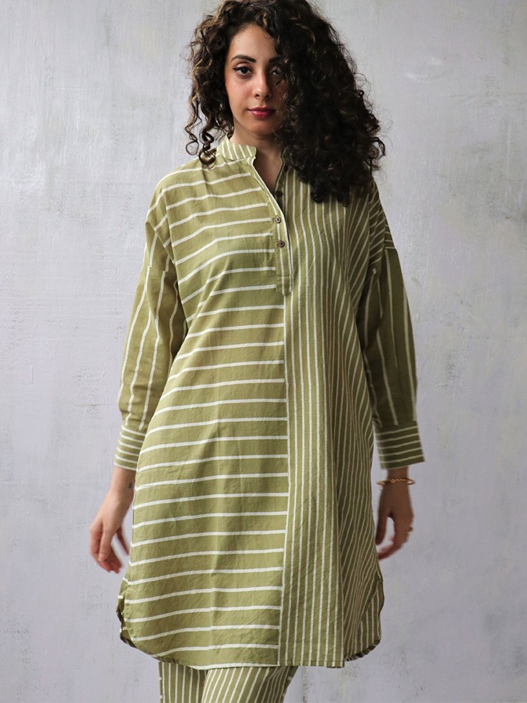

Chidiyaa Women Green Striped Pleated Pure Cotton Kurta with Trousers