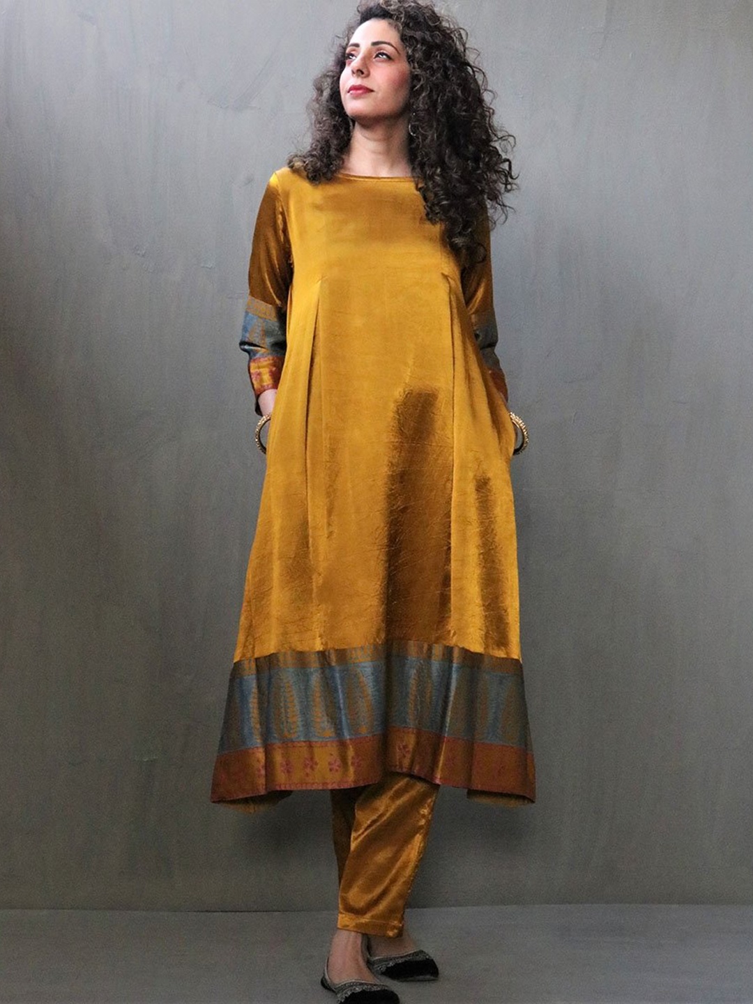 

Chidiyaa Women Mustard Yellow Ethnic Motifs Colourblocked Kurta with Trousers