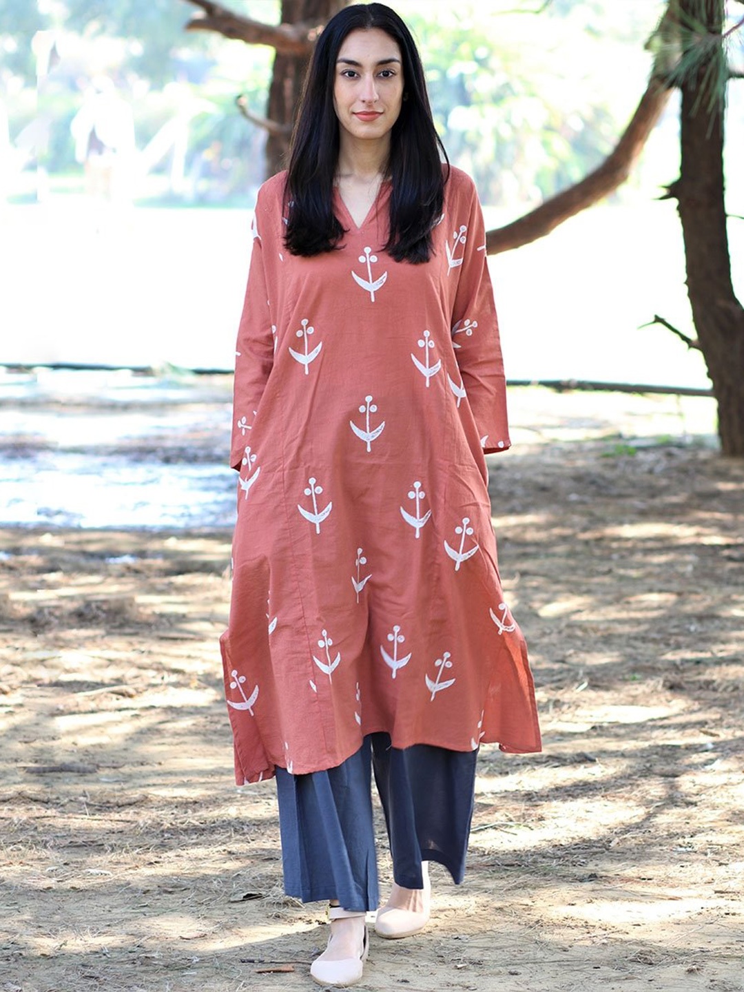 

Chidiyaa Women Peach-Coloured Floral Printed Pure Cotton Kurta with Palazzos