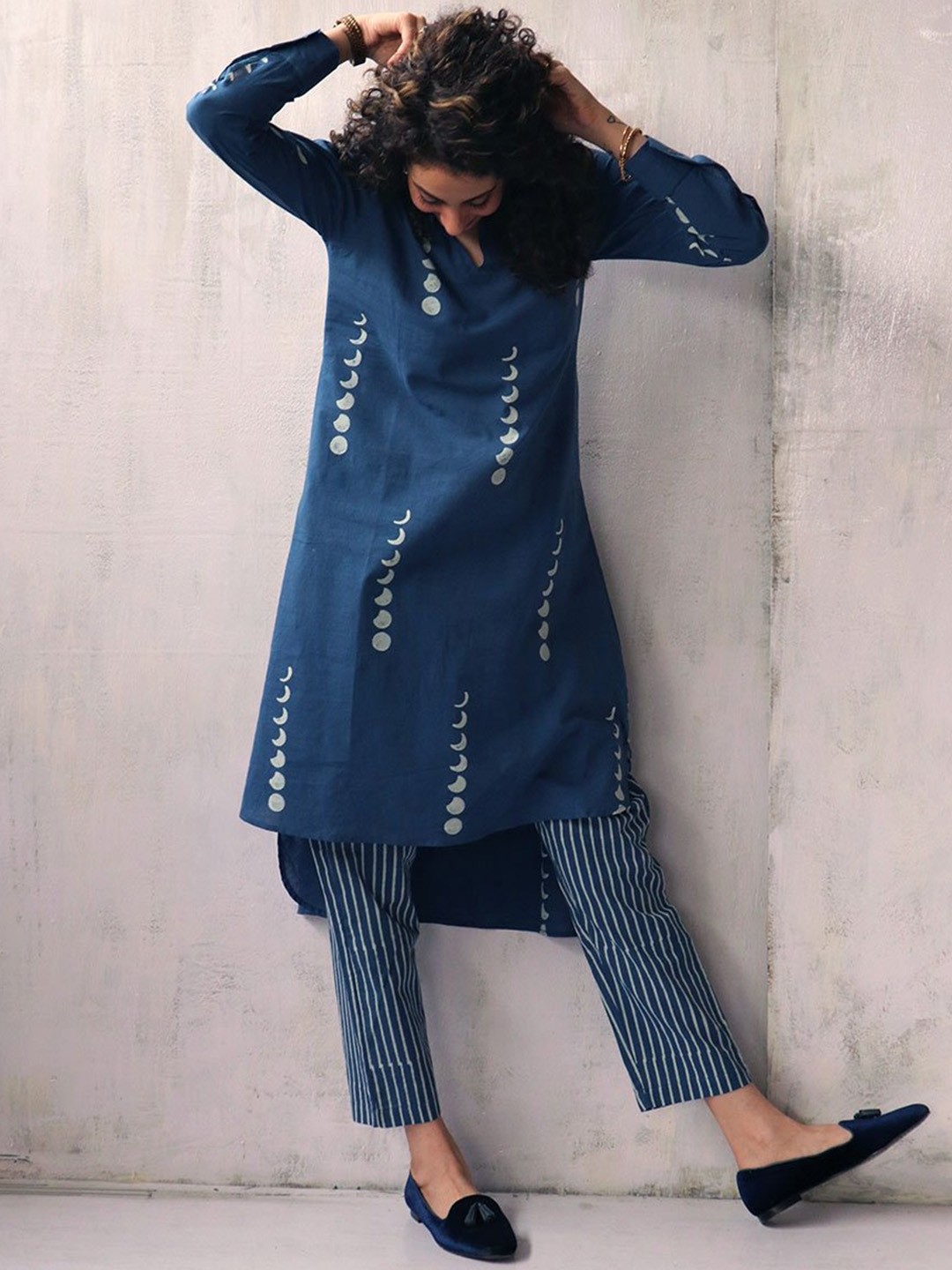 

Chidiyaa Women Blue Printed Pure Cotton Kurta with Trousers