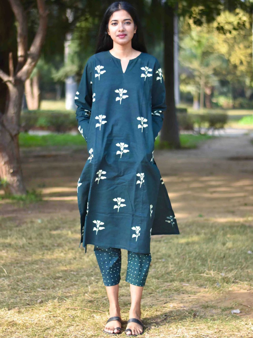 

Chidiyaa Women Green Ethnic Motifs Printed Pure Cotton Kurta with Trousers