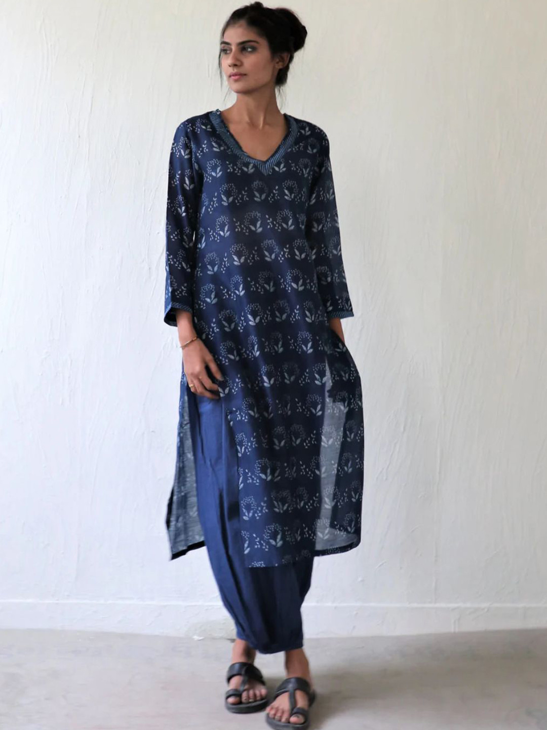 

Chidiyaa Women Navy Blue Floral Printed Chanderi Silk Kurta with Salwar