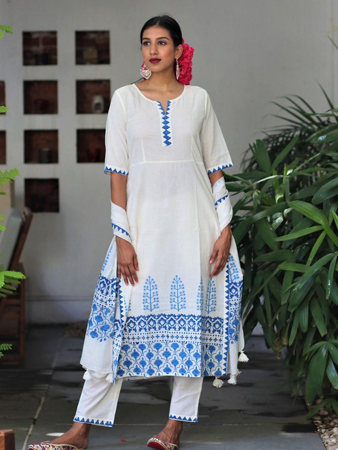 

Chidiyaa Women Blue Ethnic Motifs Printed Pure Cotton Kurta with Trouser