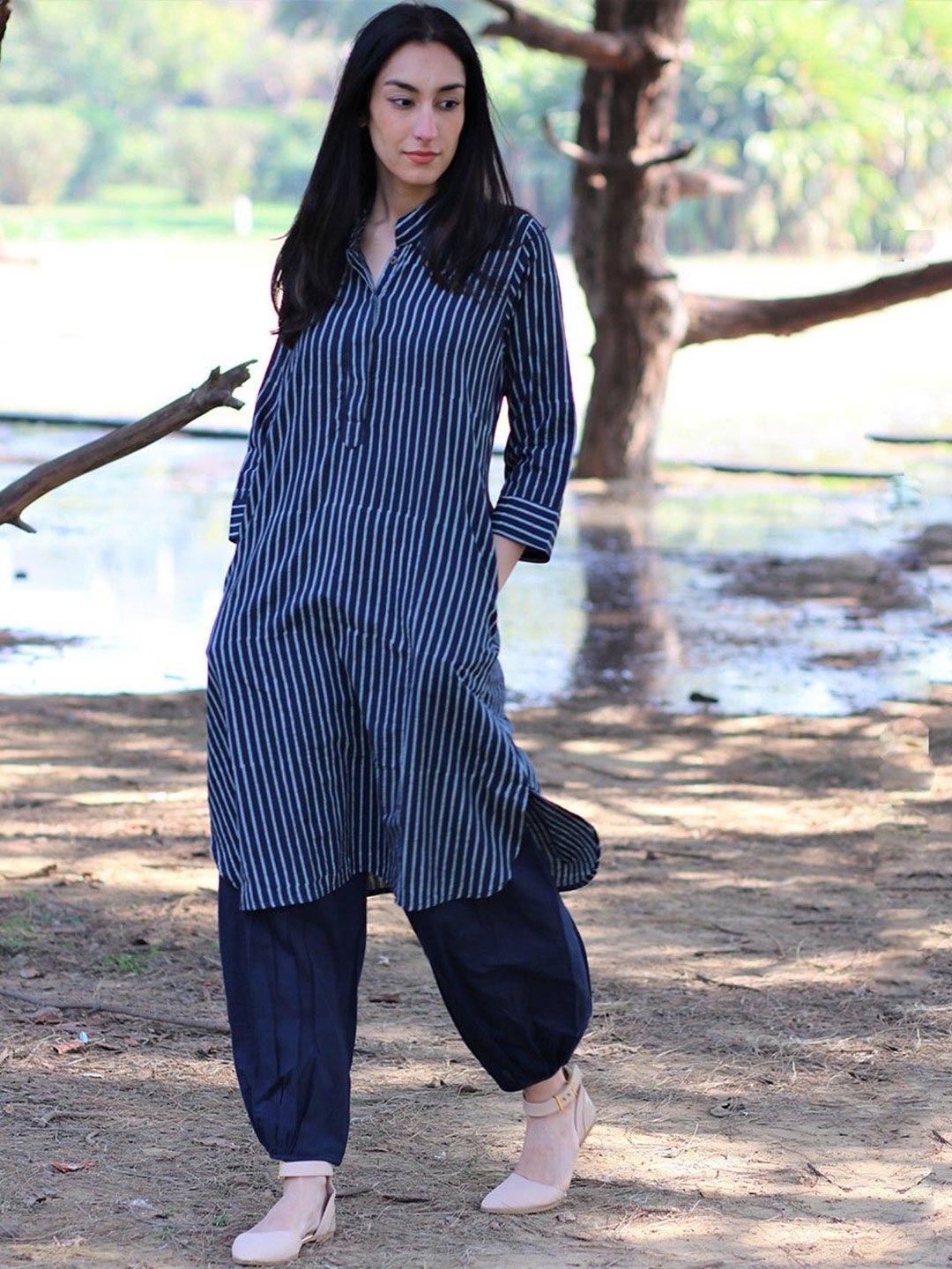 

Chidiyaa Women Blue Striped Pure Cotton Kurta with Salwar