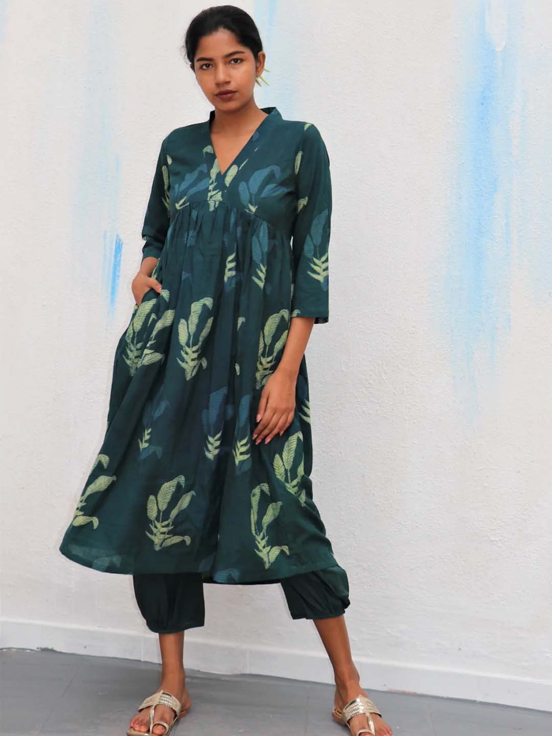 

Chidiyaa Women Green Floral Printed Empire Pure Cotton Kurta with Trousers