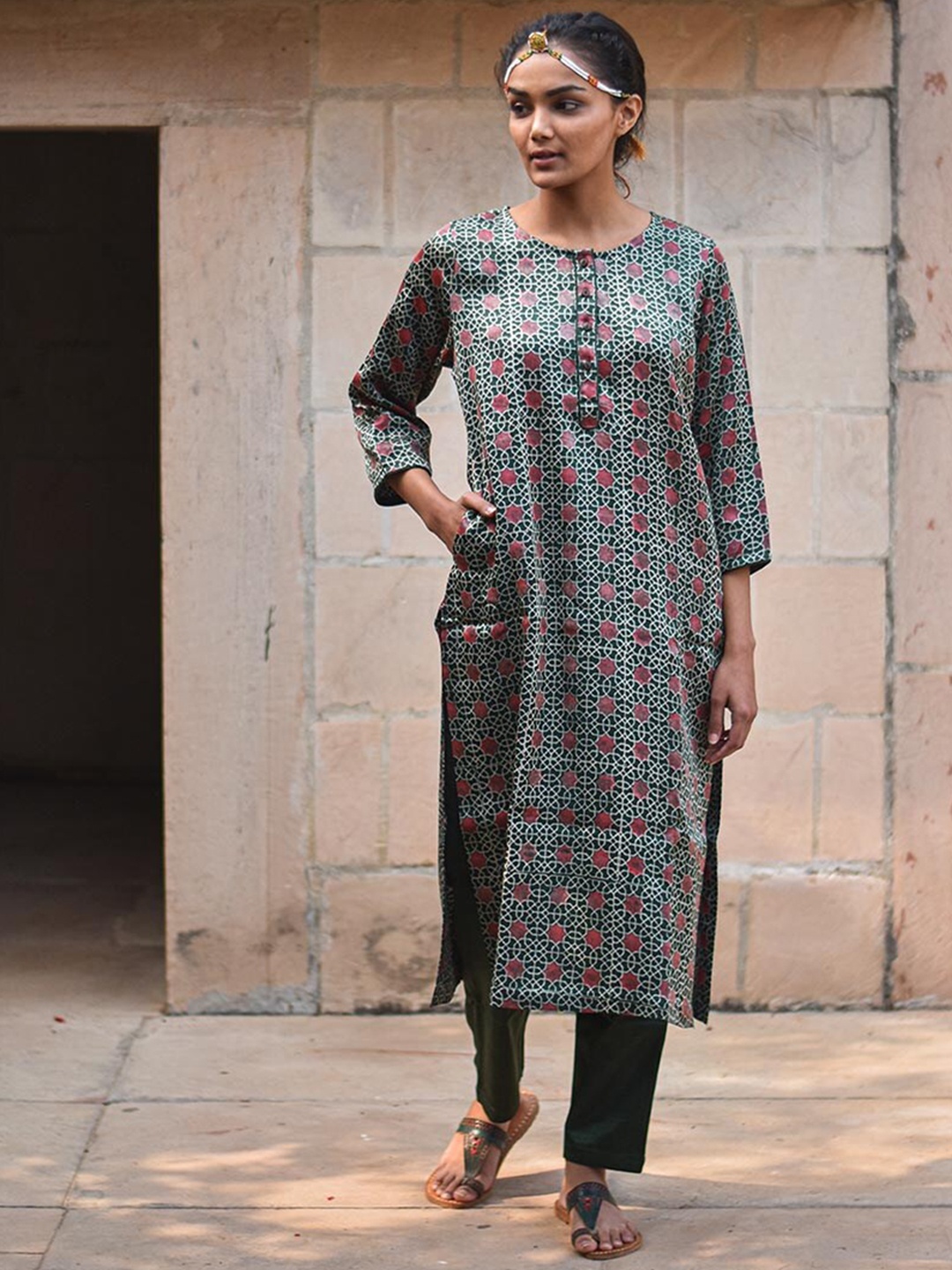 

Chidiyaa Women Green Ethnic Motifs Block Printed Kurta with Trouser