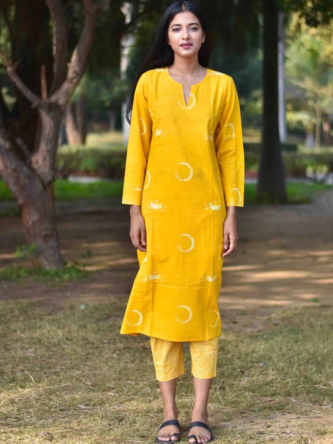 

Chidiyaa Women Yellow Pure Cotton Kurta with Trouser