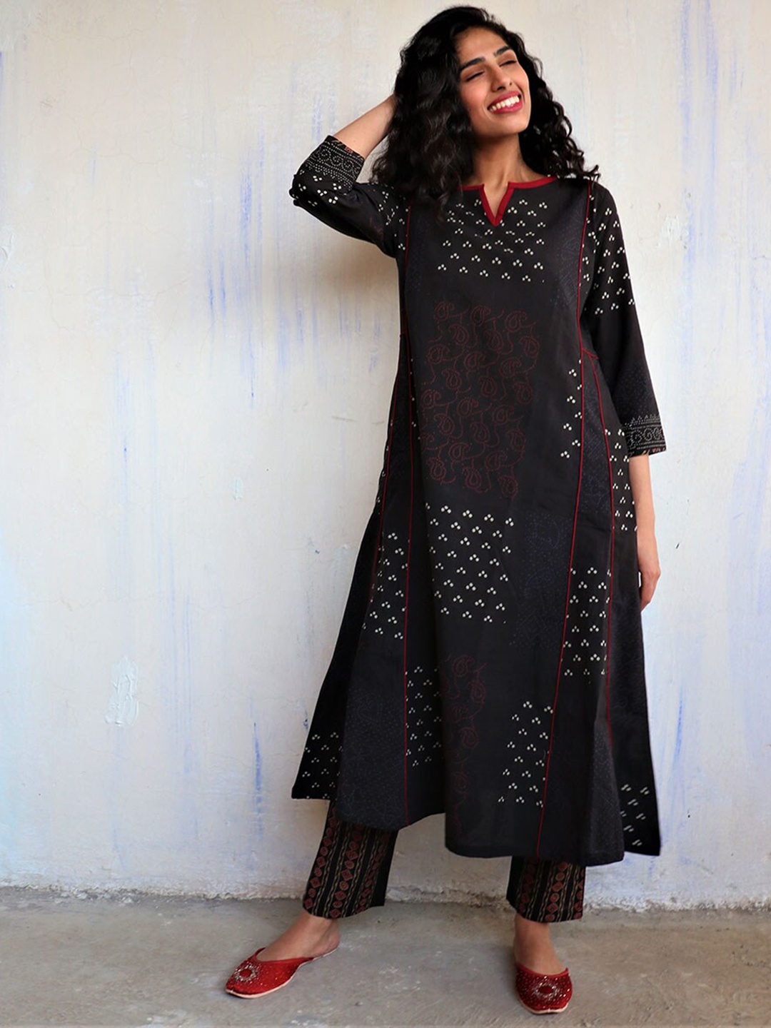 

Chidiyaa Women Black Hand Printed Panelled Pure Cotton Kurta with Trousers
