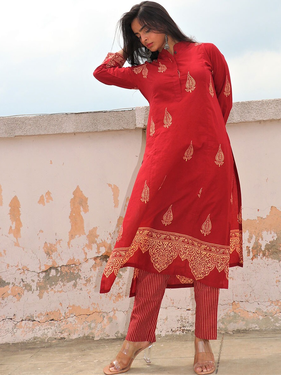 

Chidiyaa Women Red Ethnic Motifs Printed Pure Cotton Kurta with Trousers