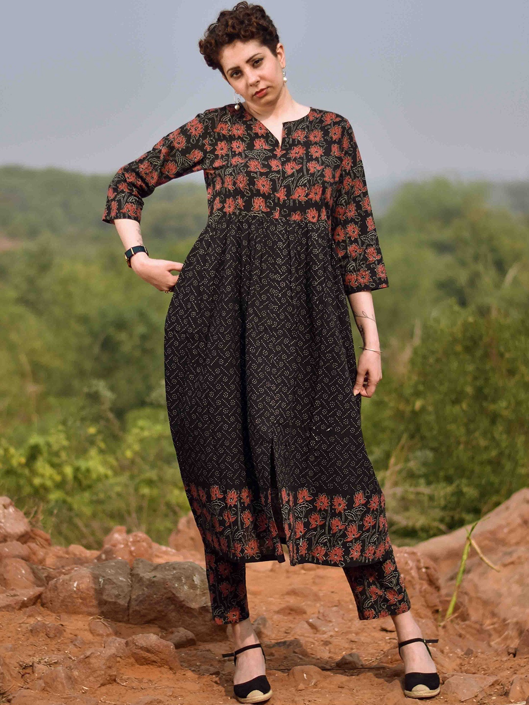 

Chidiyaa Women Black Floral Printed Empire Pure Cotton Kurta with Trousers