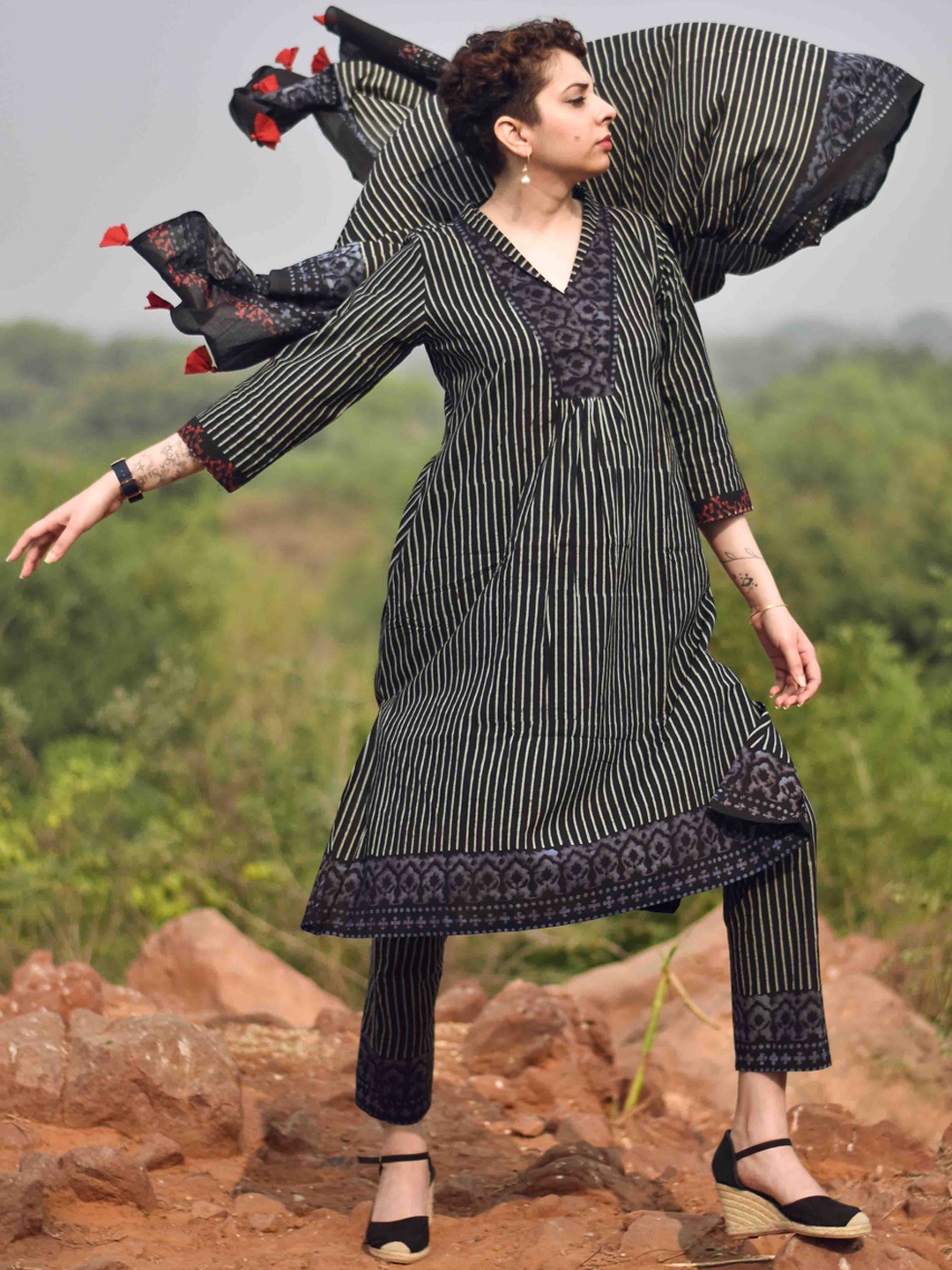 

Chidiyaa Women Black Ethnic Motifs Pure Cotton Hand Printed Kurta with Trousers