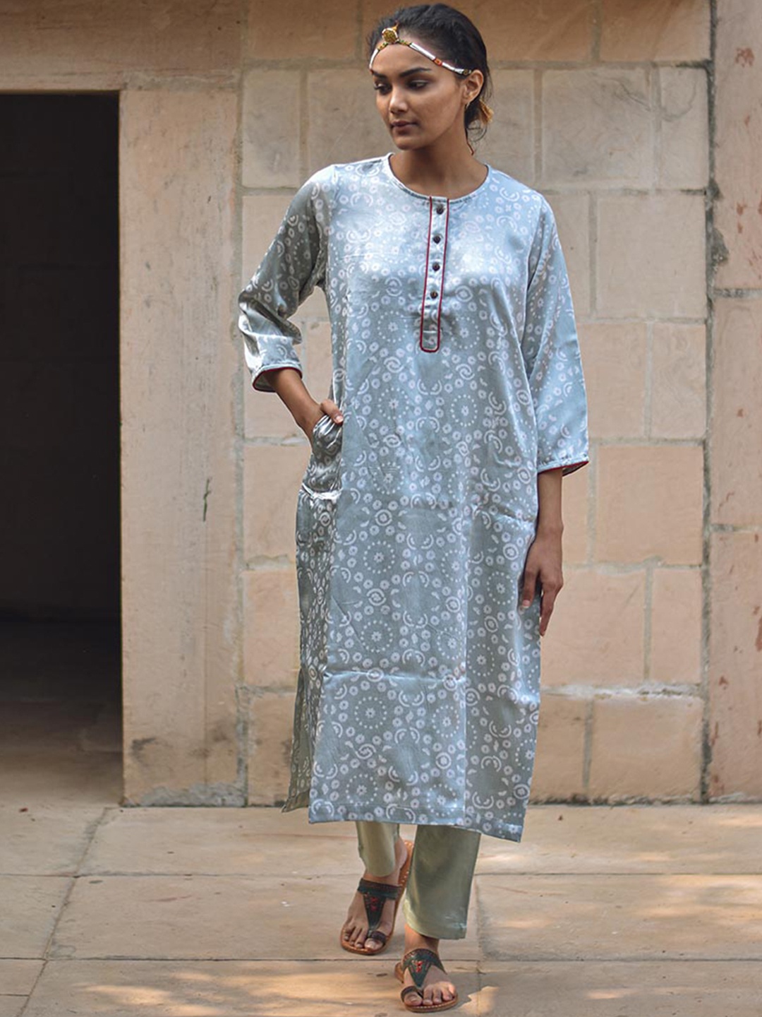 

Chidiyaa Women Grey Ethnic Motifs Printed Kurta with Trousers