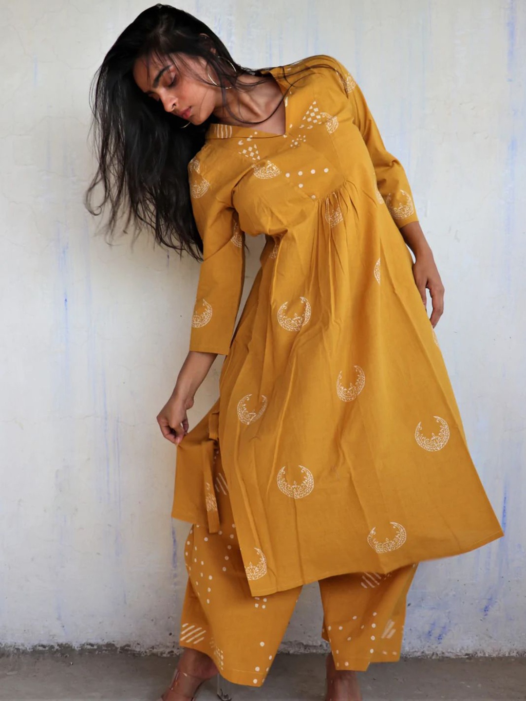 

Chidiyaa Women Mustard Yellow Printed Empire Pure Cotton Kurta with Palazzos