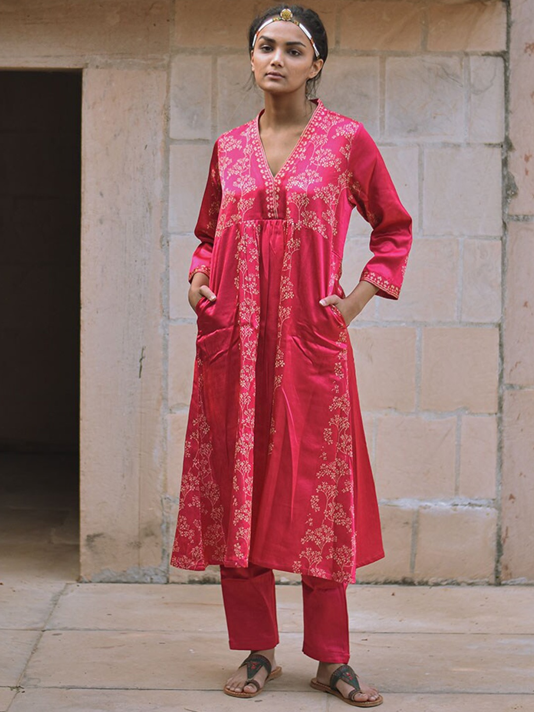 

Chidiyaa Women Pink Floral Printed Kurta with Trousers