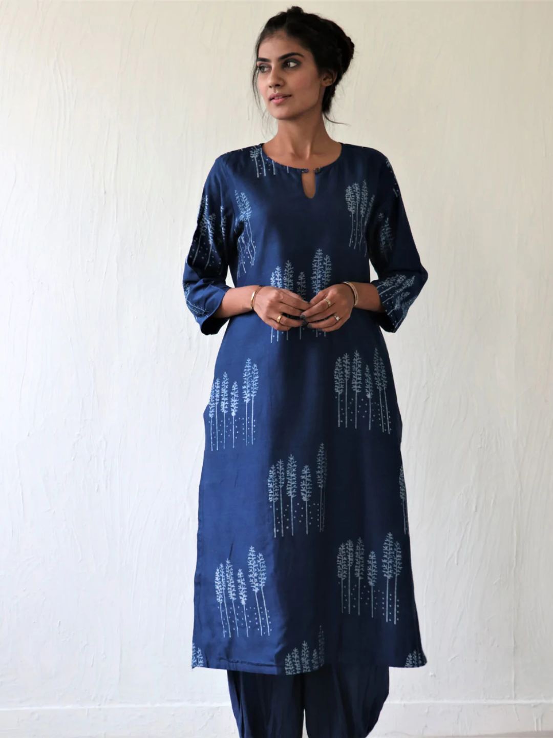 

Chidiyaa Women Blue Ethnic Motifs Printed Chanderi Silk Kurta with Trousers