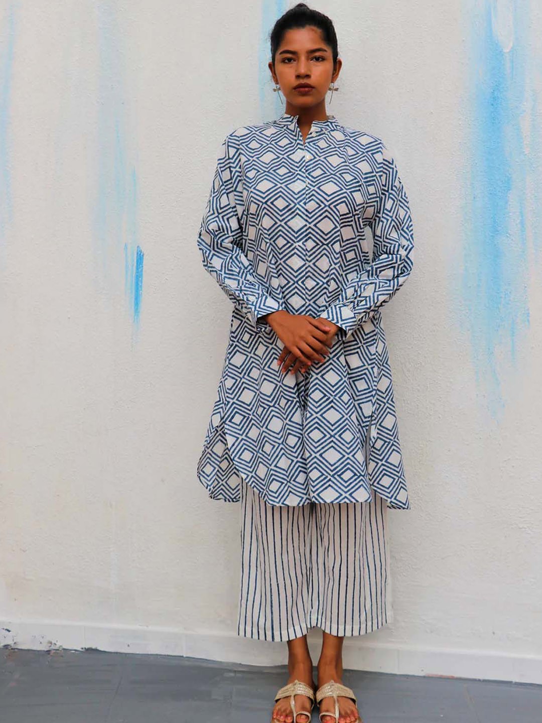 

Chidiyaa Women Blue Block Printed Pure Cotton Kurta with Trousers