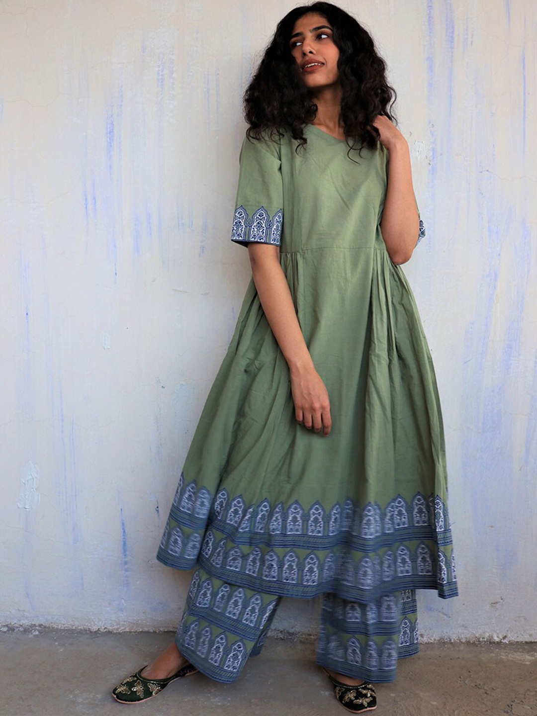 

Chidiyaa Women Green Printed Panelled Pure Cotton Kurta with Palazzos