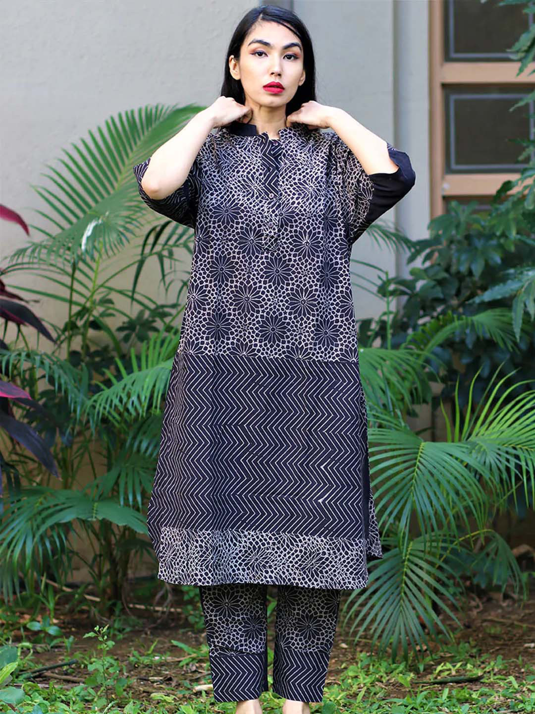 

Chidiyaa Women Blue Ethnic Motifs Printed Pure Cotton Kurta with Trousers