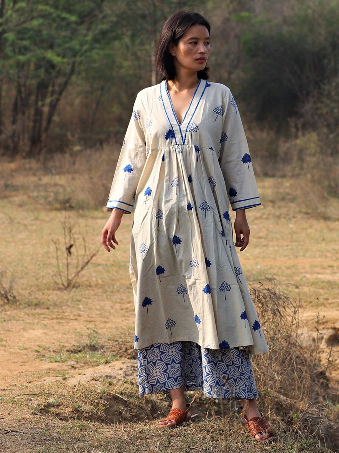 

Chidiyaa Women Blue Ethnic Motifs Printed Pure Cotton Kurta with Palazzos
