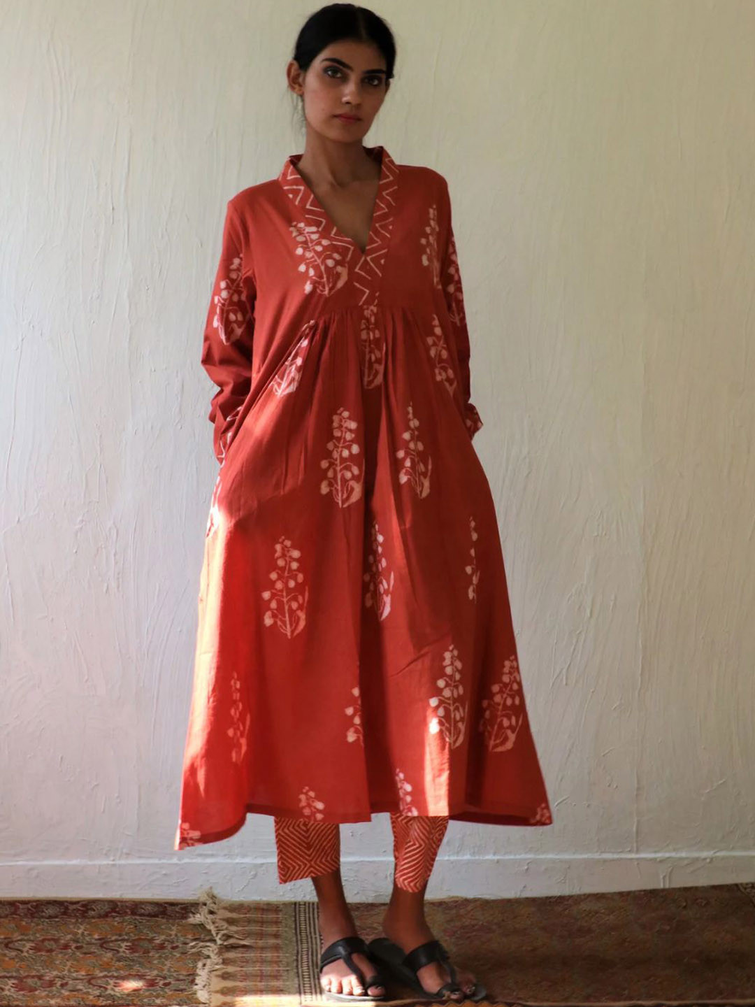 

Chidiyaa Women Red Floral Printed Pure Cotton Kurta with Trousers