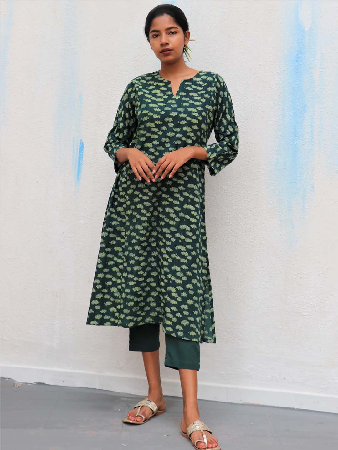 

Chidiyaa Women Green Floral Printed Pure Cotton Kurta with Trousers