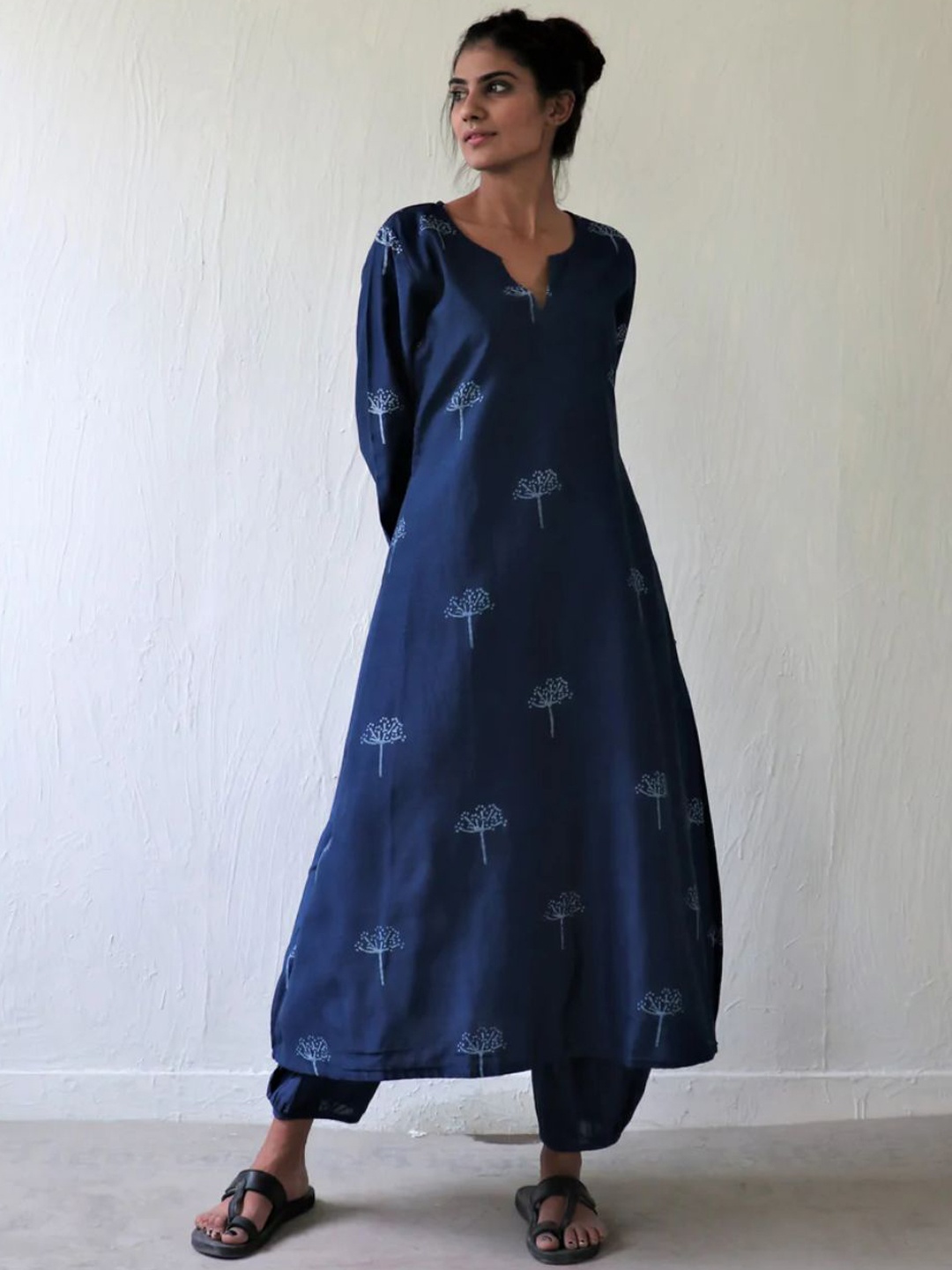 

Chidiyaa Women Blue Printed Chanderi Silk Kurta with Salwar