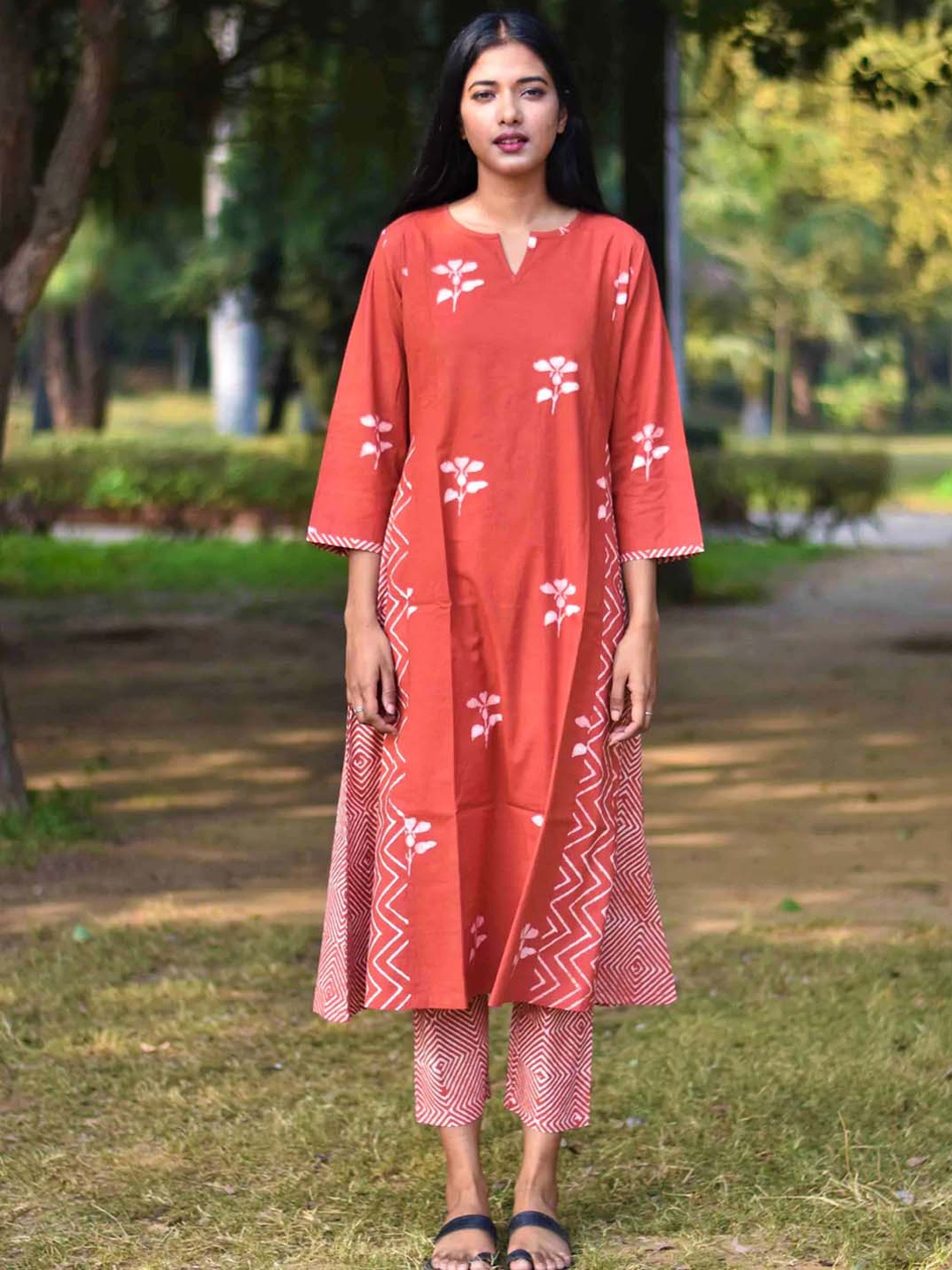

Chidiyaa Women Red Printed Pure Cotton Kurta with Trousers