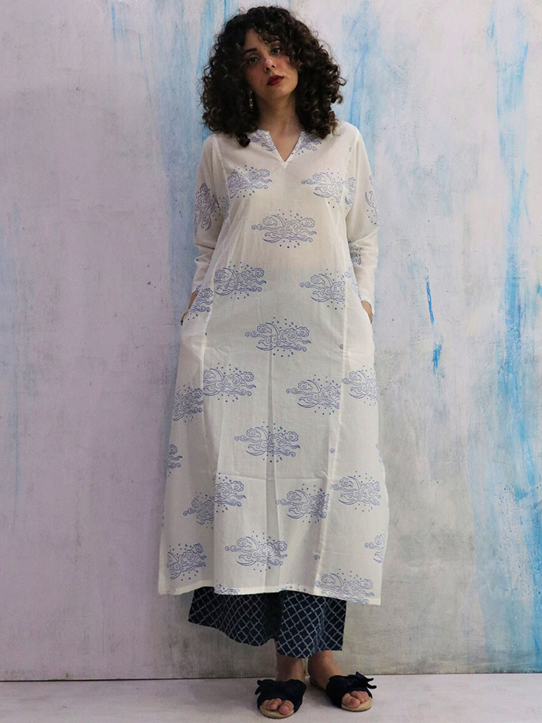 

Chidiyaa Women White & Blue Floral Printed Pure Cotton Kurta with Palazzos