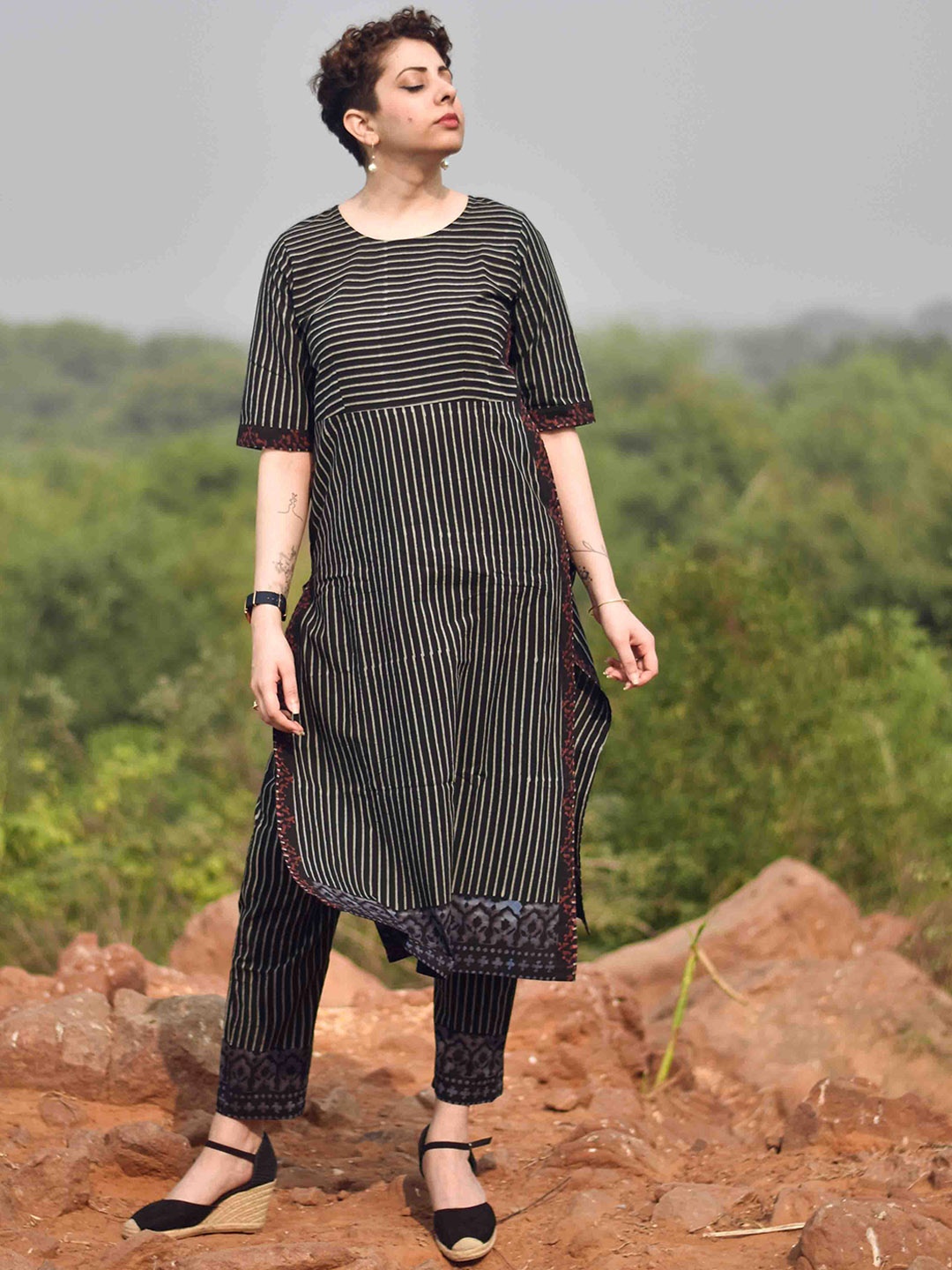 

Chidiyaa Women Black Printed Pure Cotton Kurta with Trousers