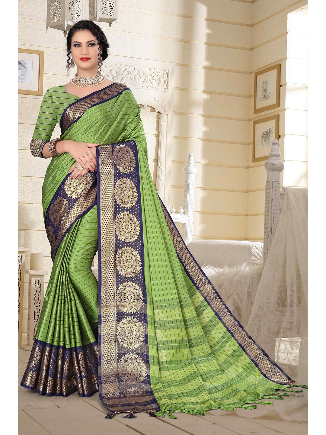 

Mizzific Green & Gold-Toned Woven Design Zari Silk Cotton Banarasi Saree