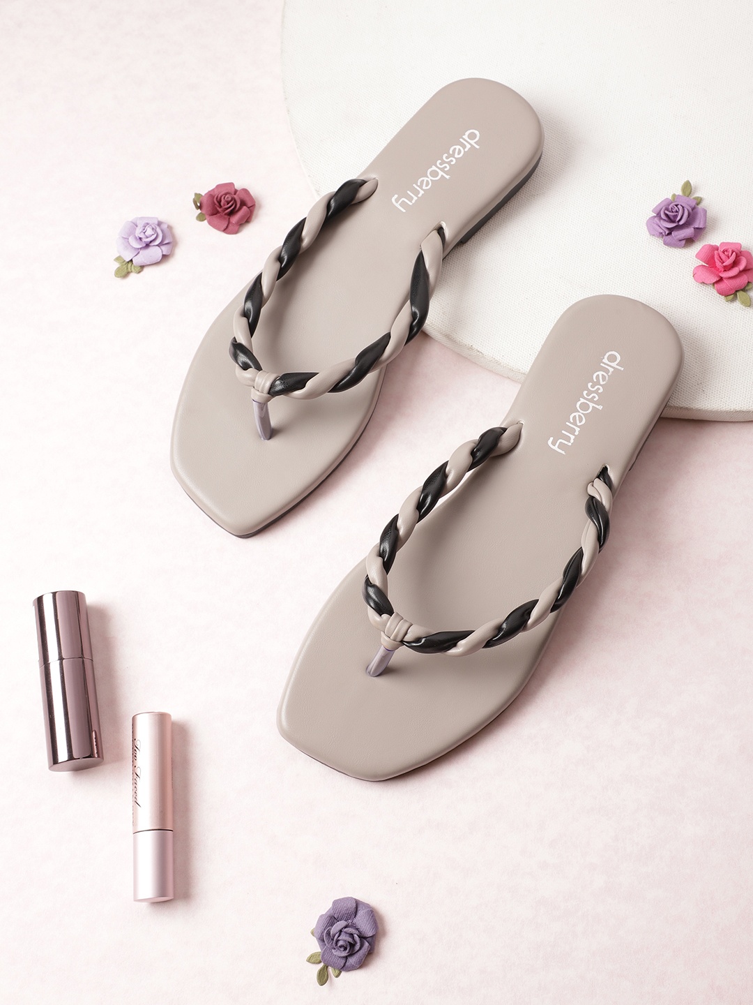 

DressBerry Women Grey & Black Woven Open Toe Flats