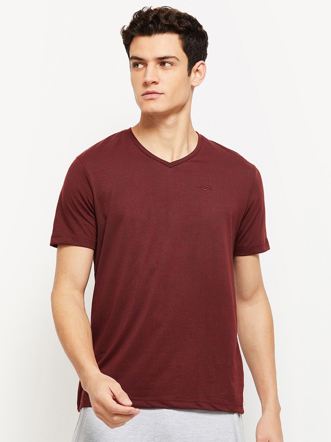 

max Men Maroon V-Neck T-shirt