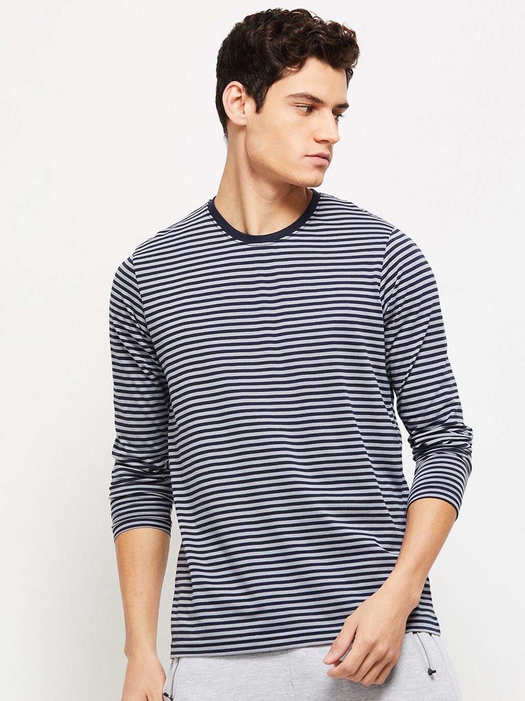 

max Men Grey & Navy Blue Striped Round Neck T-shirt