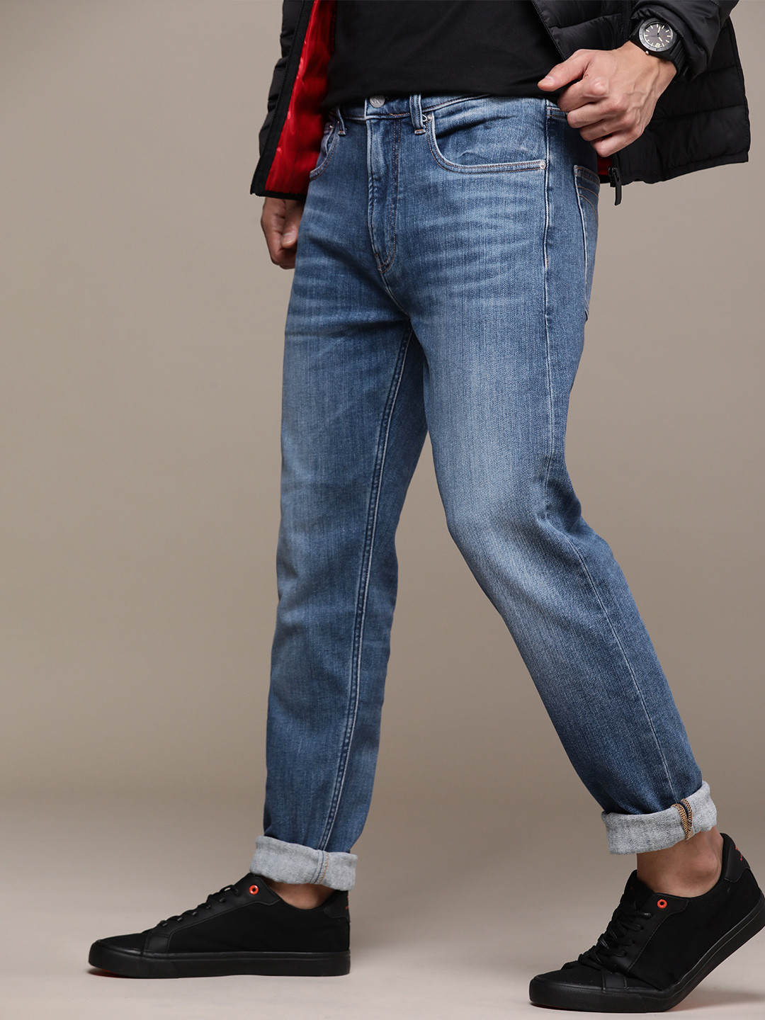 

Calvin Klein Jeans Men Blue Tapered Fit Light Fade Stretchable Jeans