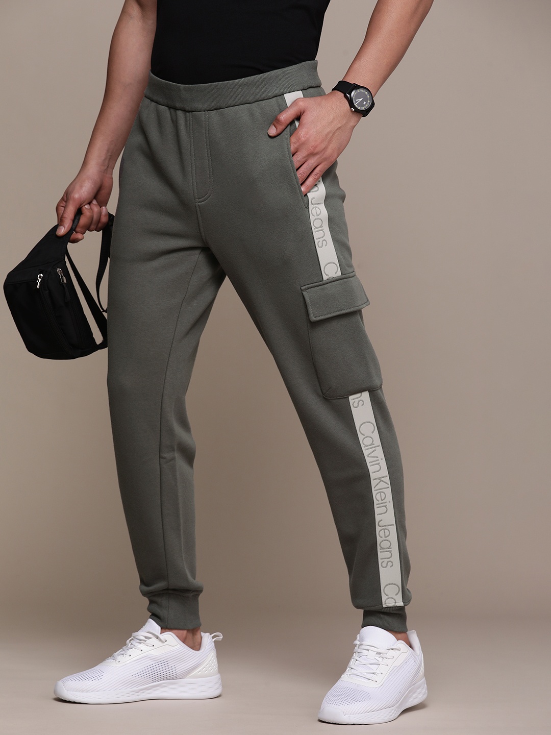

Calvin Klein Jeans Men Grey Solid Regular Fit Mid-Rise Cargo Joggers with Side Taping