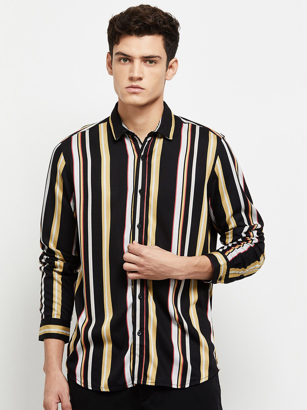 

max Men Black Slim Fit Striped Spread Collar Casual Shirt