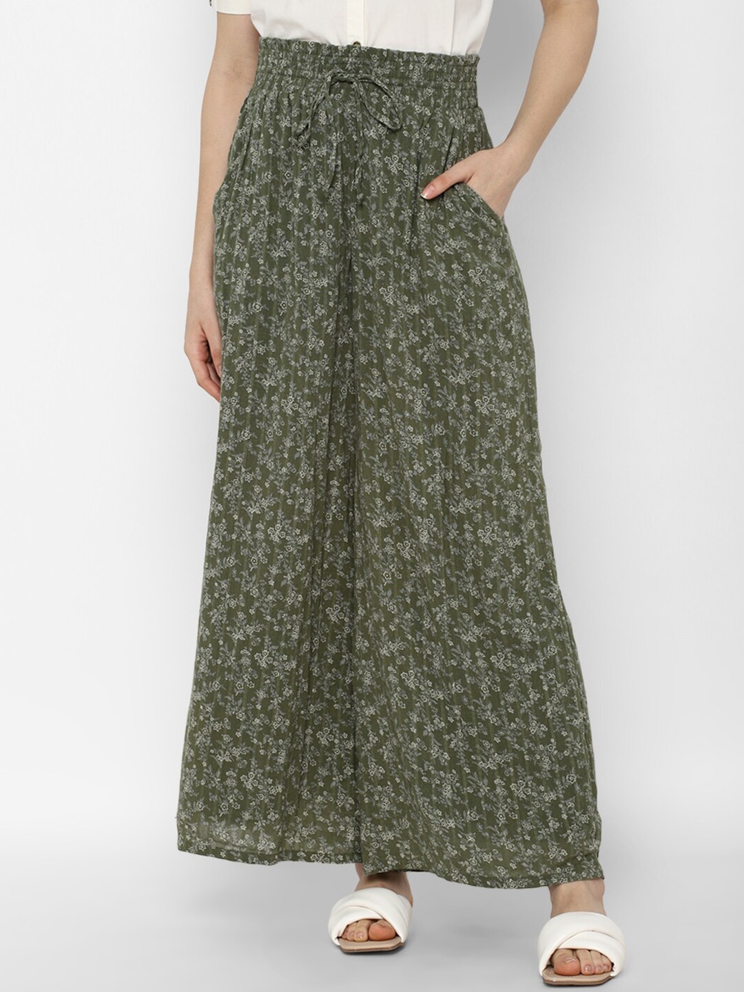 

AMERICAN EAGLE OUTFITTERS Women Green Floral Printed Loose Fit Pleated Trousers