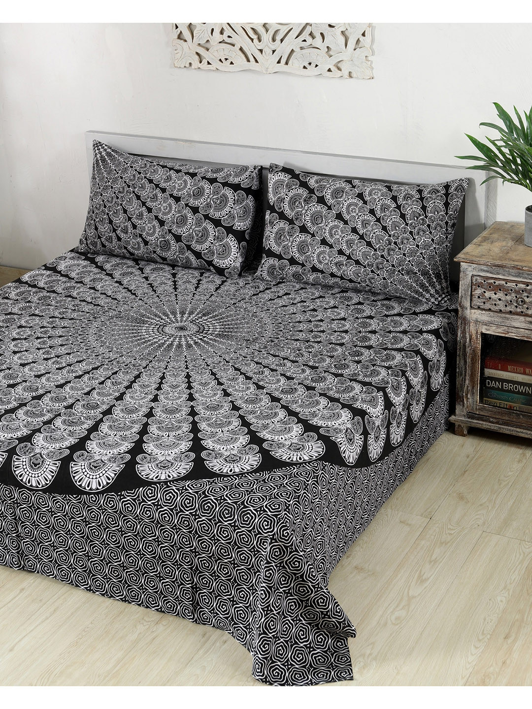 

HANDICRAFT PALACE Black & White Ethnic Motifs 144 TC Queen Bedsheet with 2 Pillow Covers