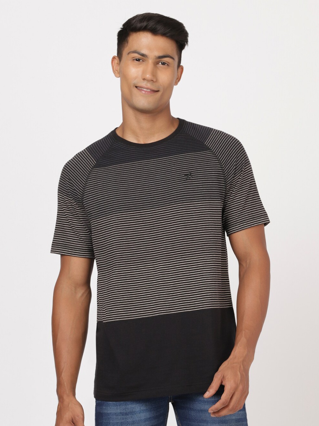 

Jockey Men Black Colourblocked Applique T-shirt