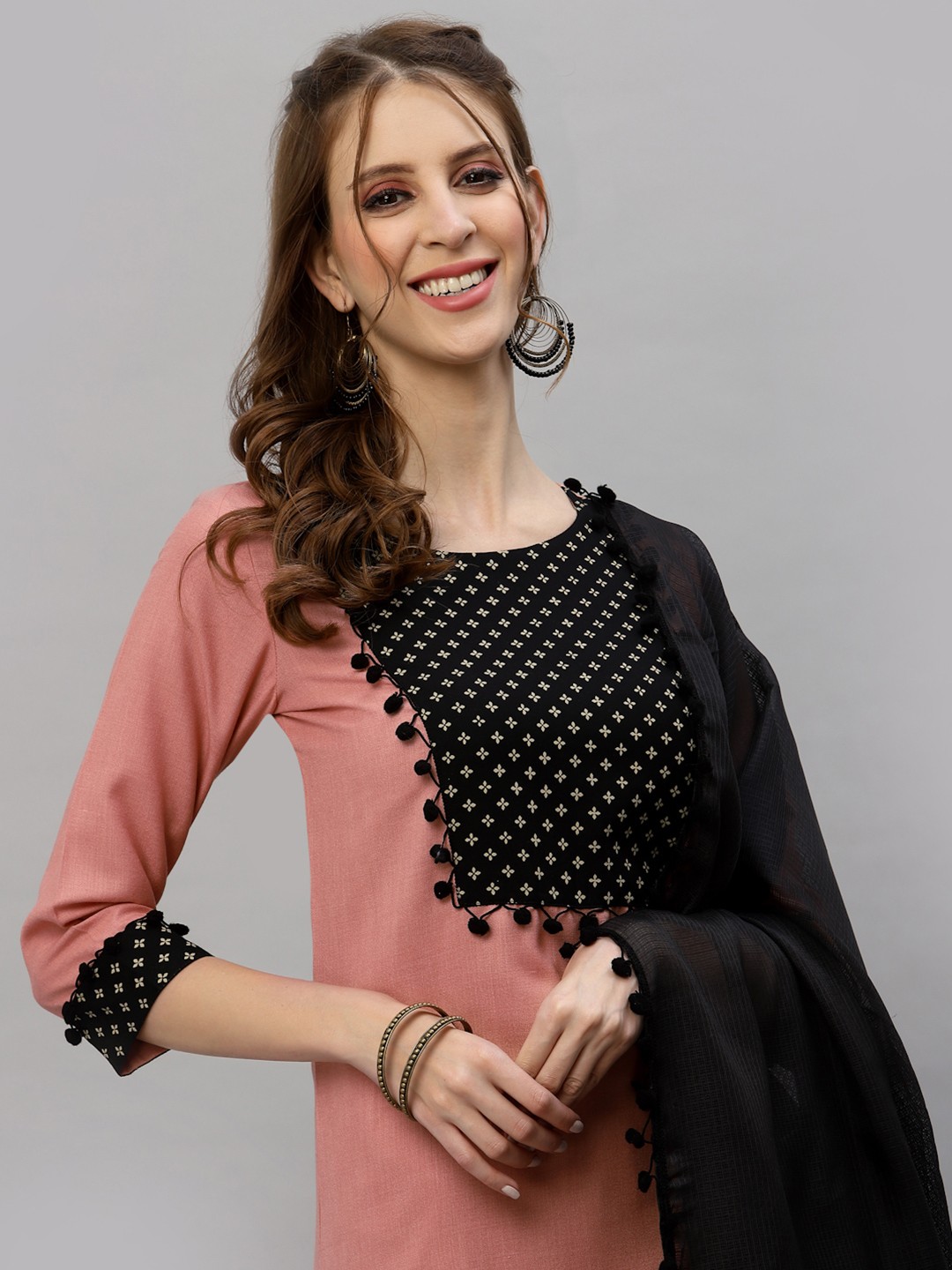 

SKYLEE Women Peach-Coloured Ethnic Motifs Printed Kurta with Trousers & Dupatta
