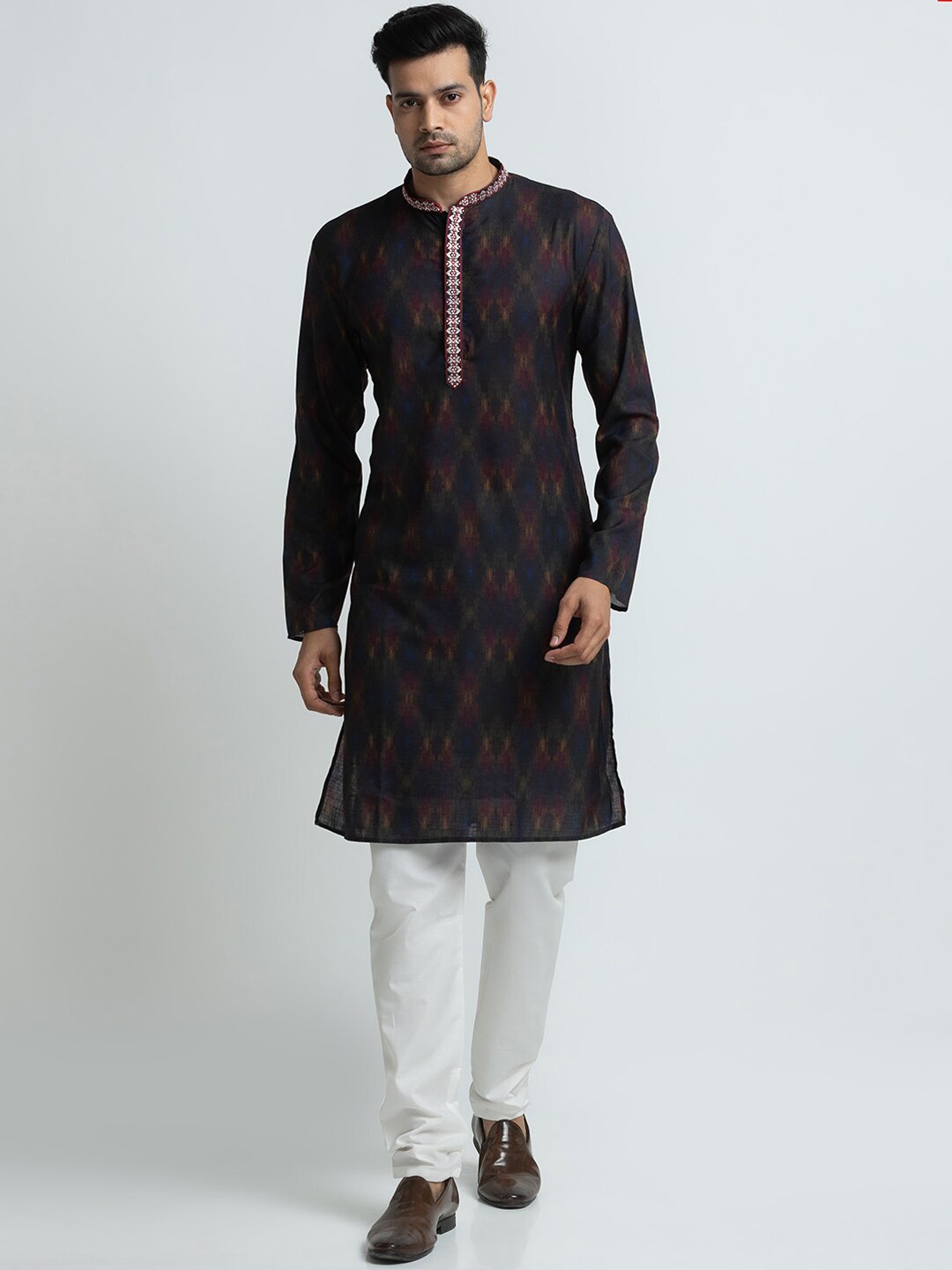 

SARVAMOHAN Men Maroon Kurta with Pyjamas