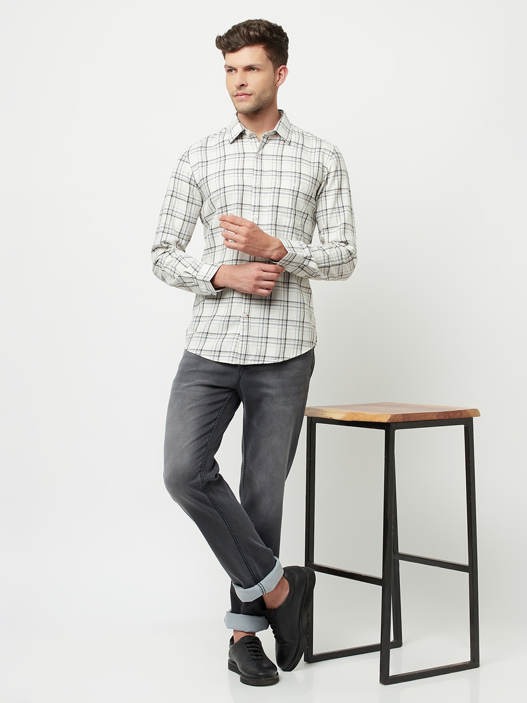 

Crimsoune Club Men Cream-Coloured Slim Fit Checked Pure Cotton Casual Shirt