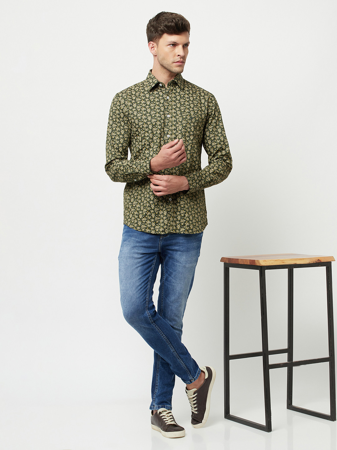 

Crimsoune Club Men Olive Green Slim Fit Floral Printed Pure Cotton Casual Shirt