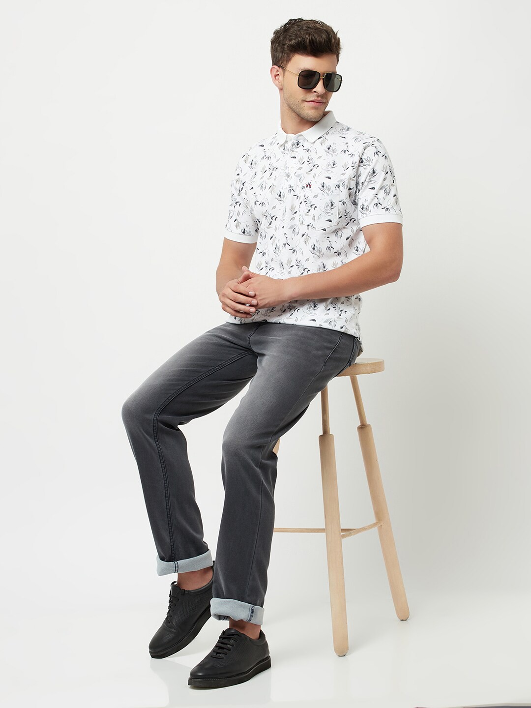 

Crimsoune Club Men White Floral Printed Polo Collar Pure Cotton Slim Fit T-shirt