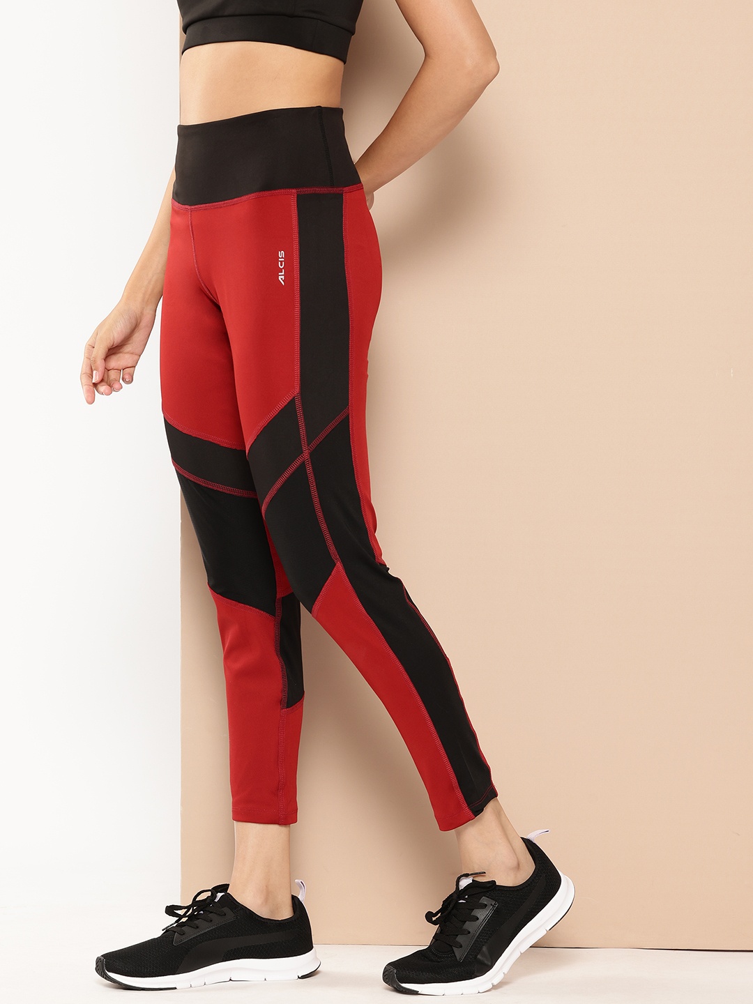 

Alcis Women Maroon and Black Colourblocked Tights