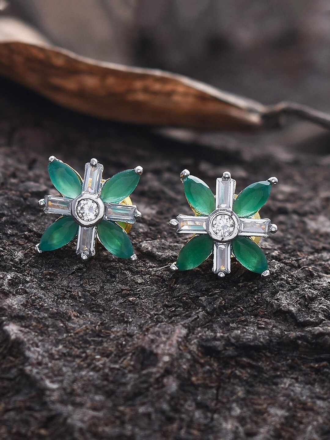 

Tistabene Green Contemporary Studs Earrings