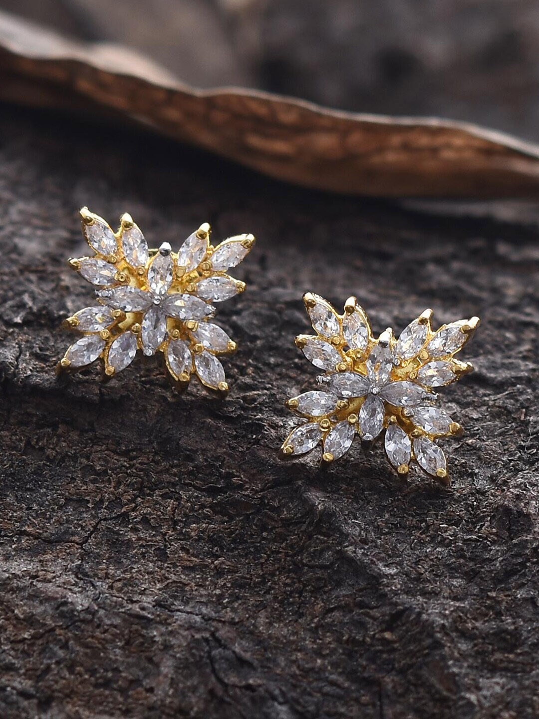 

Tistabene White Floral Studs Earrings