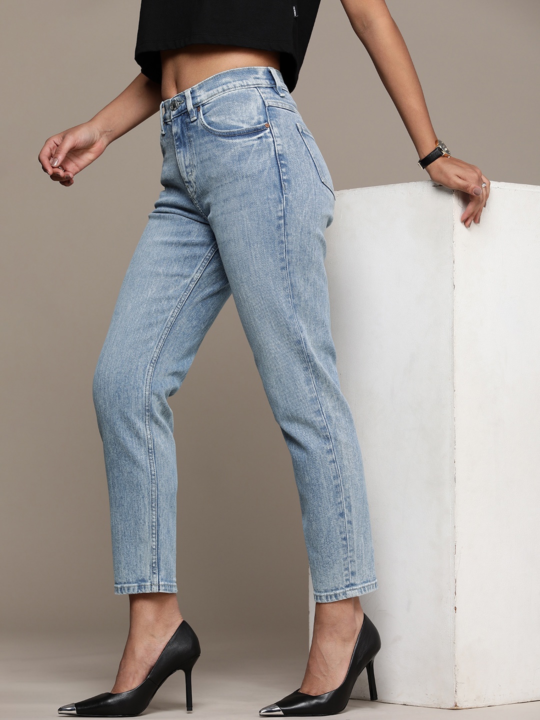 

MANGO Women Mom Fit Heavy Fade Stretchable Jeans, Blue